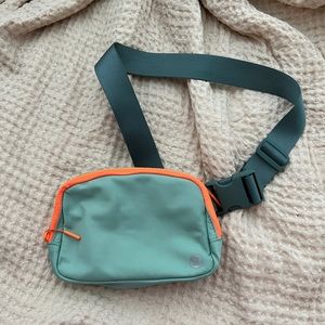 Lululemon Everywhere Belt Bag *1L
Arctic Green / Tidewater Teal